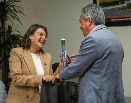Maria Mercedes shakes hands
