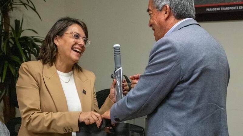 Maria Mercedes shakes hands