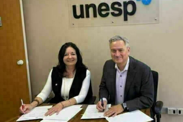 Michael Pippenger signs an MOU with UNESP.