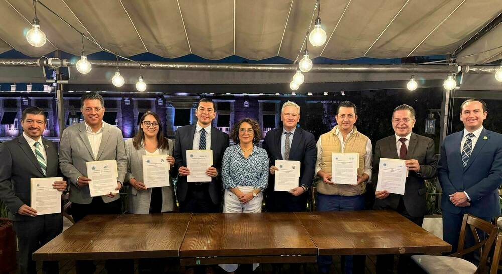 Michael Pippenger and presidents from the universities of the Consorcio Querétaro gather to sign exchange agreement.