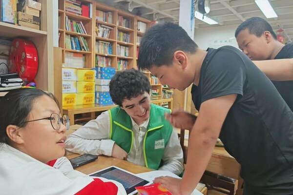 Gaspar Darío Larraín Varas communicates with children from the local community in Chinese
